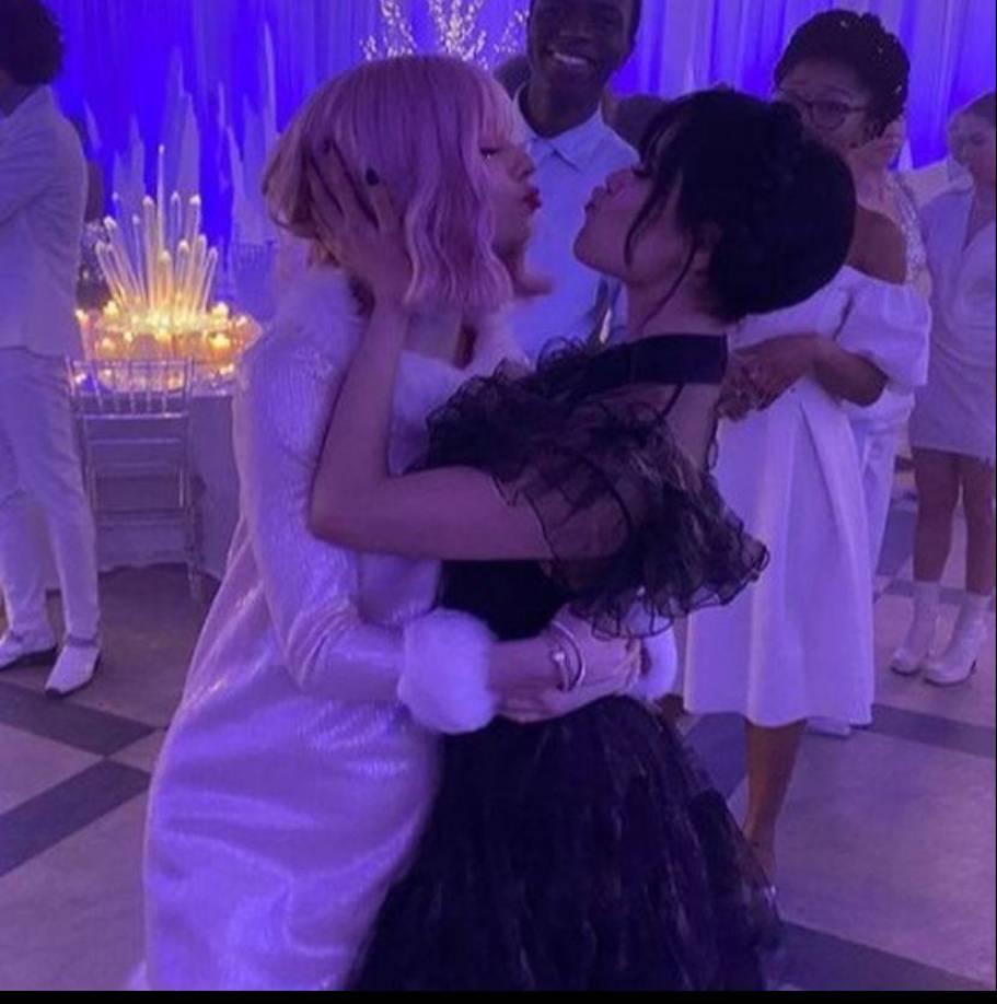 Las mejores fotos detrás de cámaras de “Merlina”