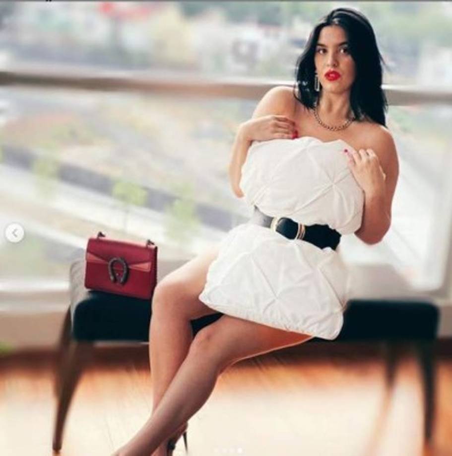 La presentadora de TV Azteca Zelma Cherem posa mientras cubre con una almohada su cuerpo.