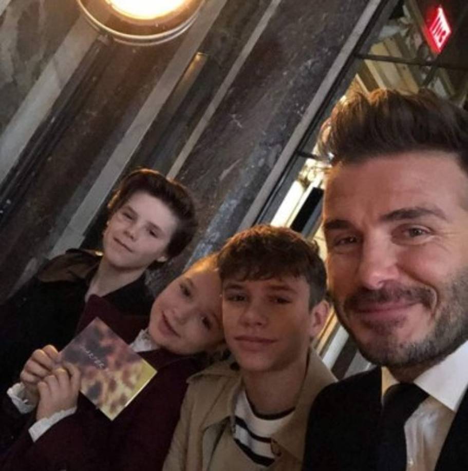 El sex symbol británico y padre de cuatro hijos lleva casi 20 años de exposición mediática y a él le fascina.