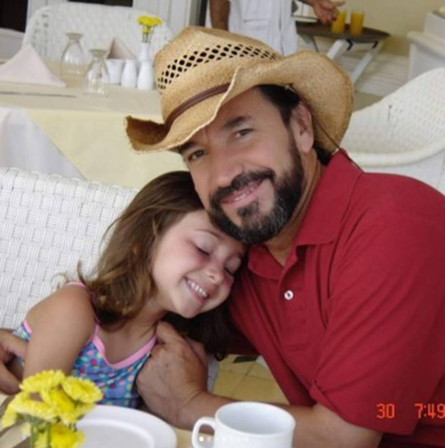 A sus 58 años, el cantautor mexicano ha cosechado muchos éxitos en su carrera, en entrevistas ha dejado claro que su mayor premio en la vida, es su familia.