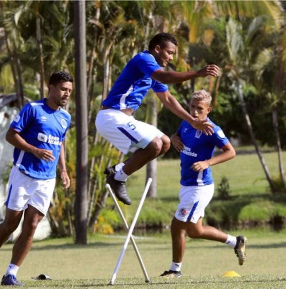Ever Alvarado - Es el capitán y el lateral izquierdo inamovible del Olimpia.
