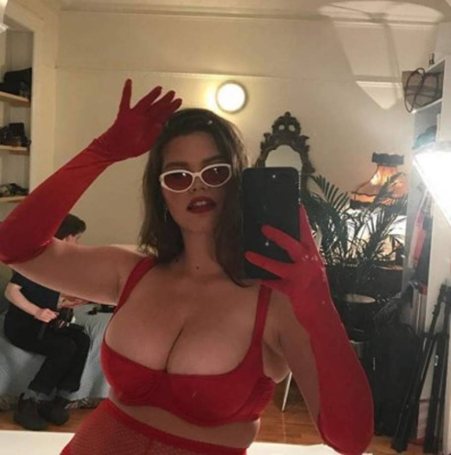 La revista es conocida por lanzar bellezas rubias ágiles vestidas con leopardos y orejas de conejo.