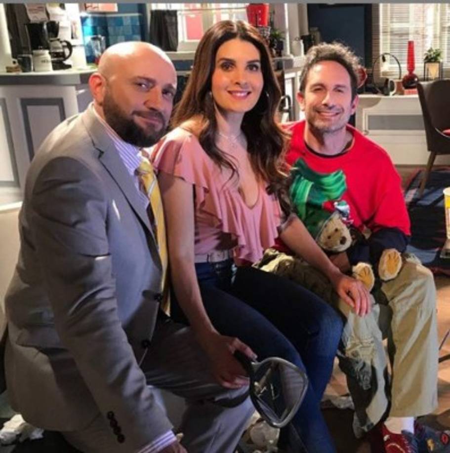 mayrin villanueva (en medio) luce espectacular, ella interpreta Silvia Olvera.