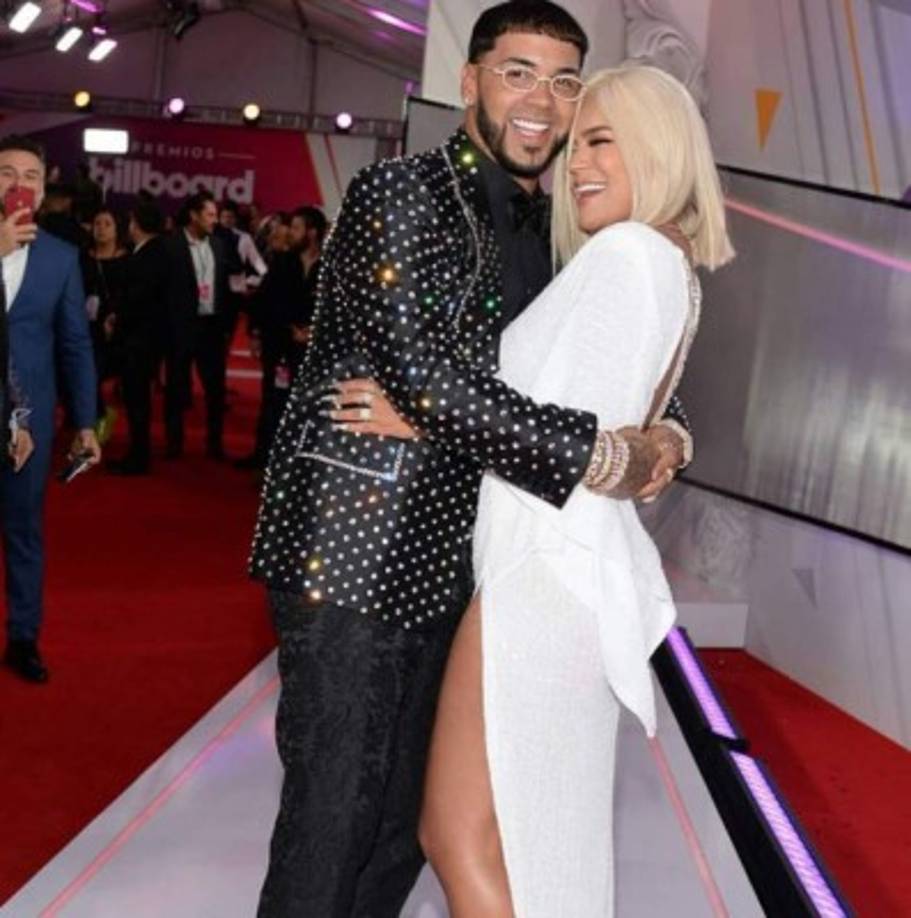 La pareja de reggaetón no paró de presumir su relación.