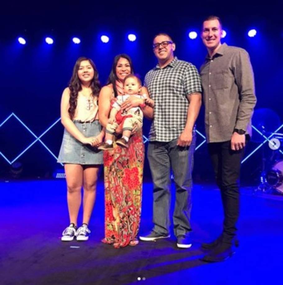 Con 30 años, Stocklein ganó gran popularidad en el área de Los Ángeles, donde las iglesias 'hipster' han tenido gran apogeo por atraer a gente joven a sus servicios.