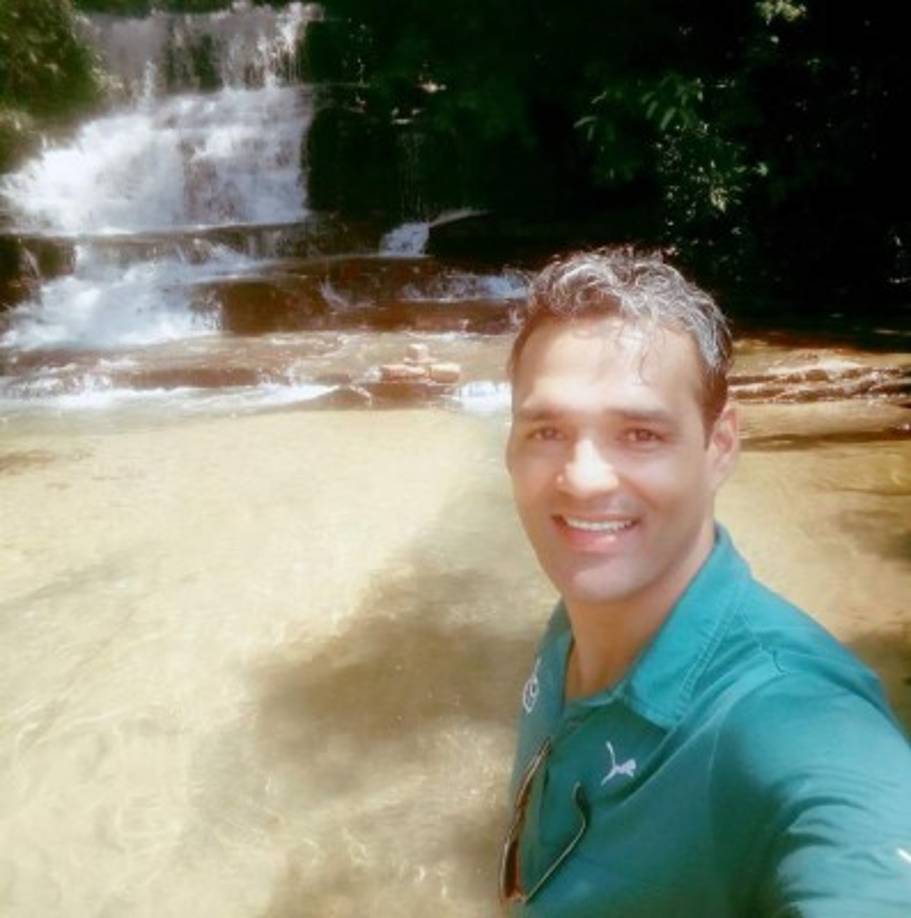 Everaldo Ferreira en la tienda vende dulces, bebidas alcohólicas, comida, refrescos etc.