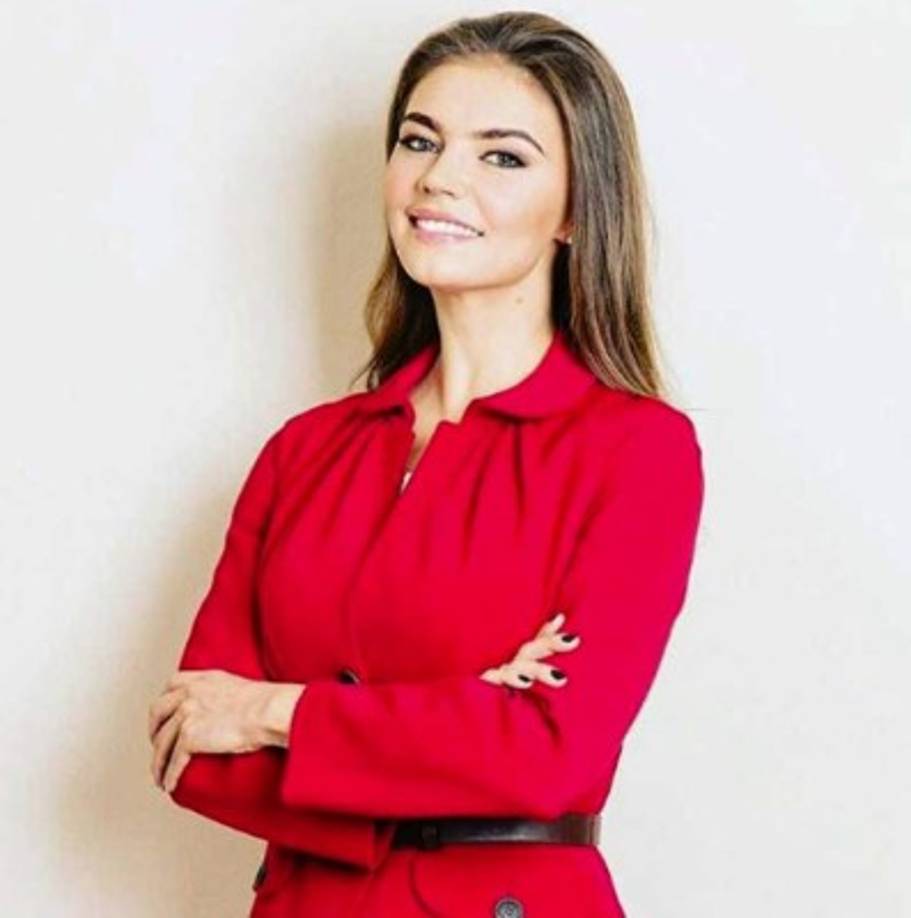 Alina, nacida en Uzbekistán en 1985, territorio que en esa época pertenecía a la URSS, debutó en competiciones internacionales a los 15 años de edad, ganando un oro y un bronce en los juegos olímpicos. Pulverizó récords con catorce campeonatos del mundo y otros tantos de Europa.