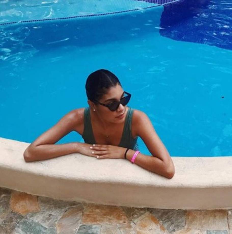 La isleña April Tobie, la Miss Honduras 2017 ha estado aprovechando de las bellas locaciones que ofrece Islas de la Bahía.