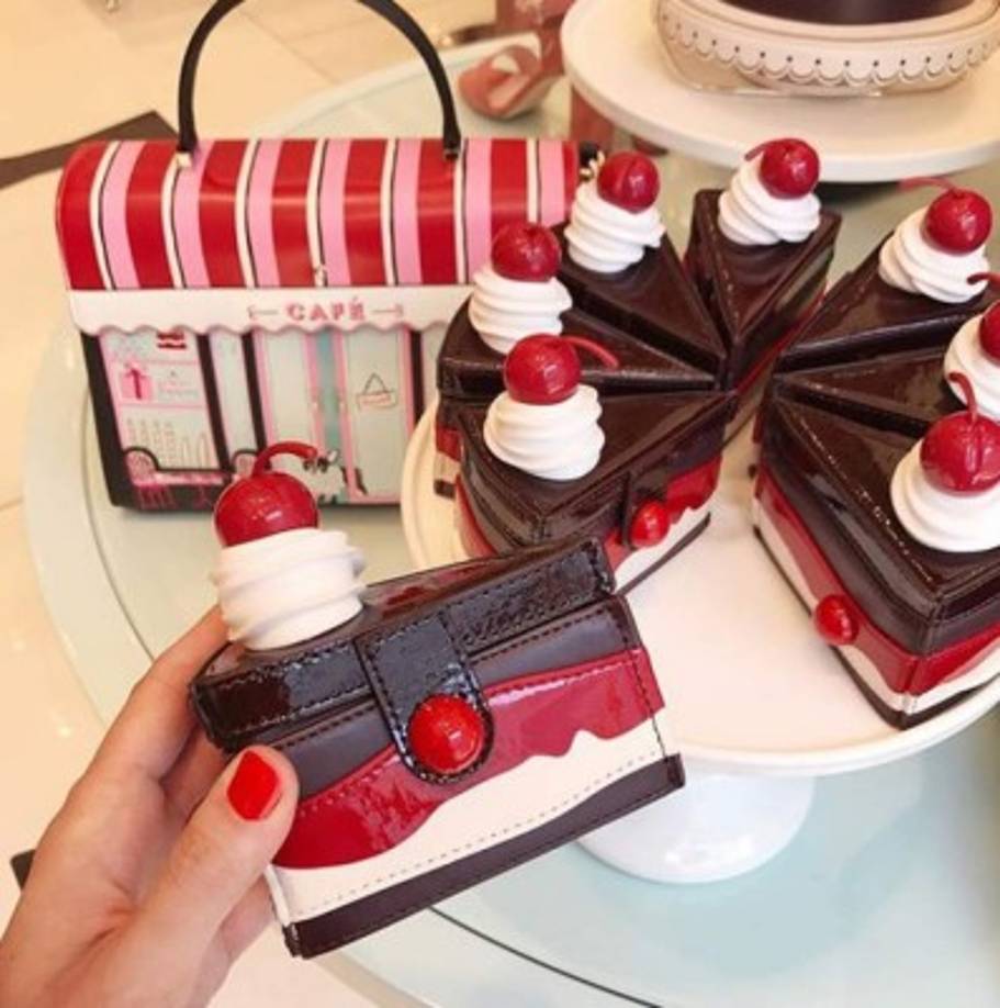 Un diseño sin duda alguna delicioso. Kate se inspiraba también en el mundo de la repostería para elaborar sus carteras, bolsos y monederos.