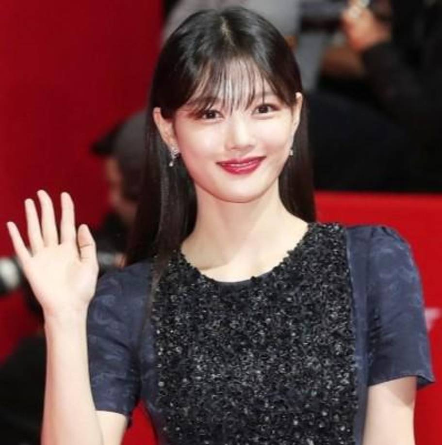  Fue considerada como la hermana pequeña de Corea del Sur y se ubicó en 8° lugar en la lista Forbes de poderosas celebridades en Corea del sur, siendo la más joven en ser incluida en el Top 10 a los 17 años.