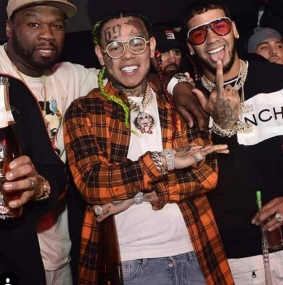 Dato curioso para quienes corean sus canciones con mucho sentimiento.<br/><br/> Emmanuel Gazmey Santiago, nombre real del artista, comenzó a sonar finales del 2014, pero no fue hasta el 2015 que su música tomó impulso.<br/><br/>Aunque Anuel AA hace referencia en sus canciones a vivencias de barrio lo cierto es que proviene de una familia acomodada.<br/><br/>Anuel es hijo del músico y empresario José Gazmey, reconocido en la industria musical ya que fue vicepresidente de Sony Music Puerto Rico por 12 años. Además, fue presidente de Gazmey Music. <br/><br/>