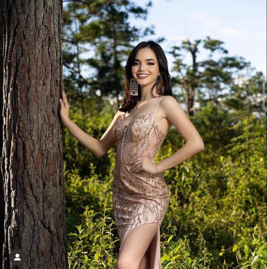  Ariana Gómez Argueta de 19 años de edad, es la representante de Honduras en el certamen Miss Earth 2023 que se desarrolla en Vietnam. 
