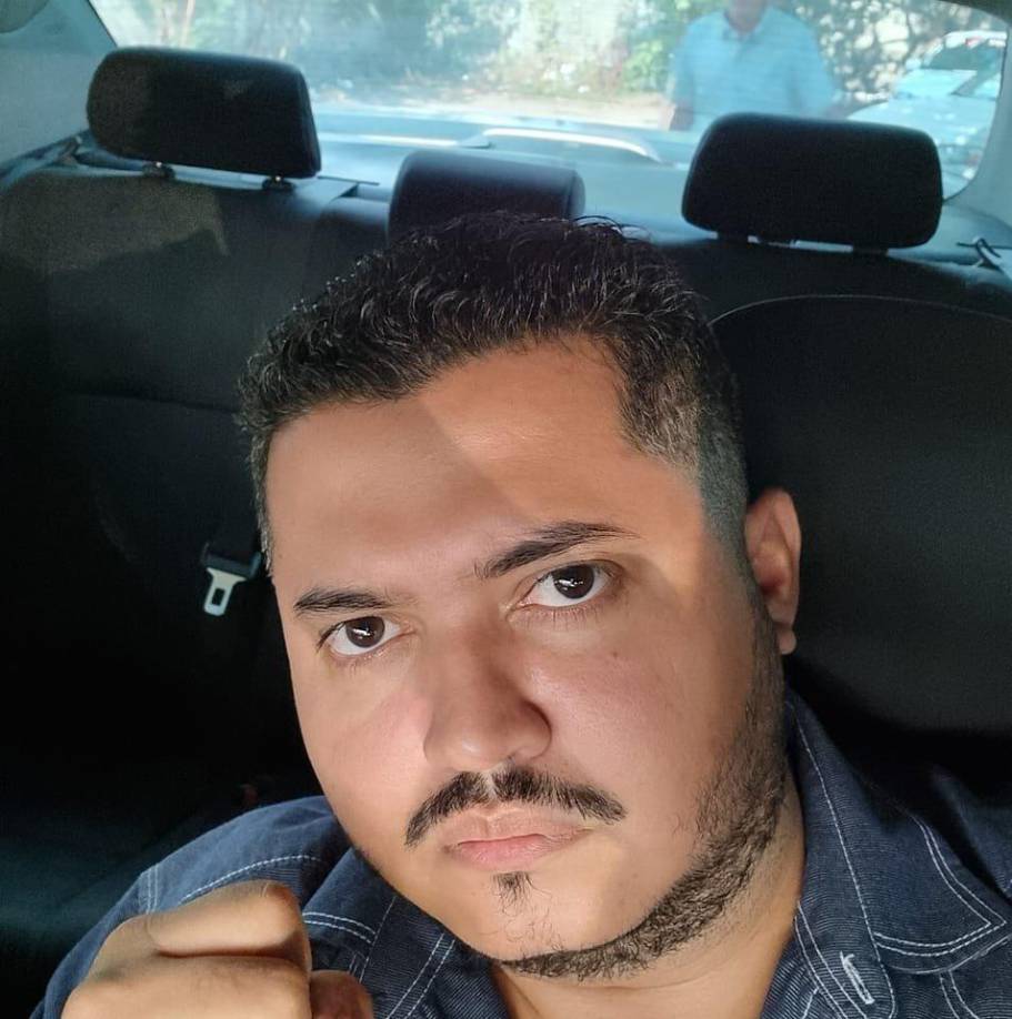 Un familiar de las víctimas que llegó al lugar del crimen, confirmó que ambos residían en la residencial Villas del Río de Villanueva.