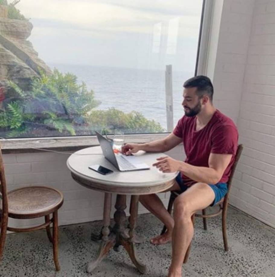 Lepre publicó en su canal de YouTube un video titulado 'El empleo más genial del mundo' (The World's Coolest Job) donde explica que está buscando un asistente personal que viajaría por el mundo, en algunos casos junto a él, con todos los gastos pagados y un salario base anual de $52,000.