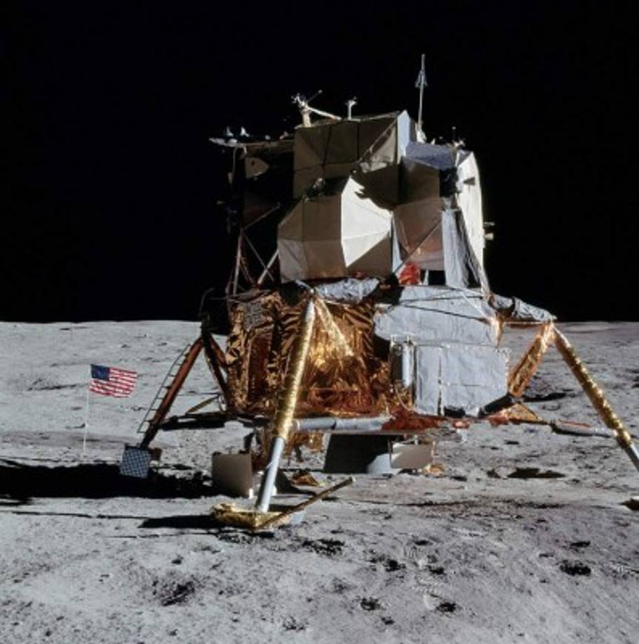 6.- El módulo lunar (En el mismo libro, Verne describe la cápsula que va sobre los cohetes espaciales, y que permiten a los astronautas viajar al espacio.).
