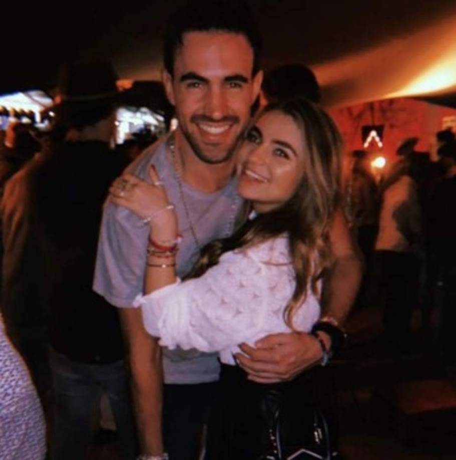 Sofía Castro y Pablo Bernot<br/><br/>Tras una breve relación con el actor Juan Pablo Gil, la hija de Angélica Rivera volvió a abrir su corazón y comenzó a salir con Pablo Bernot. A tres meses de ser novios, los jóvenes comparten felices momentos y gritan su amor a los cuatro vientos con tiernos mensajes en las redes sociales.<br/>