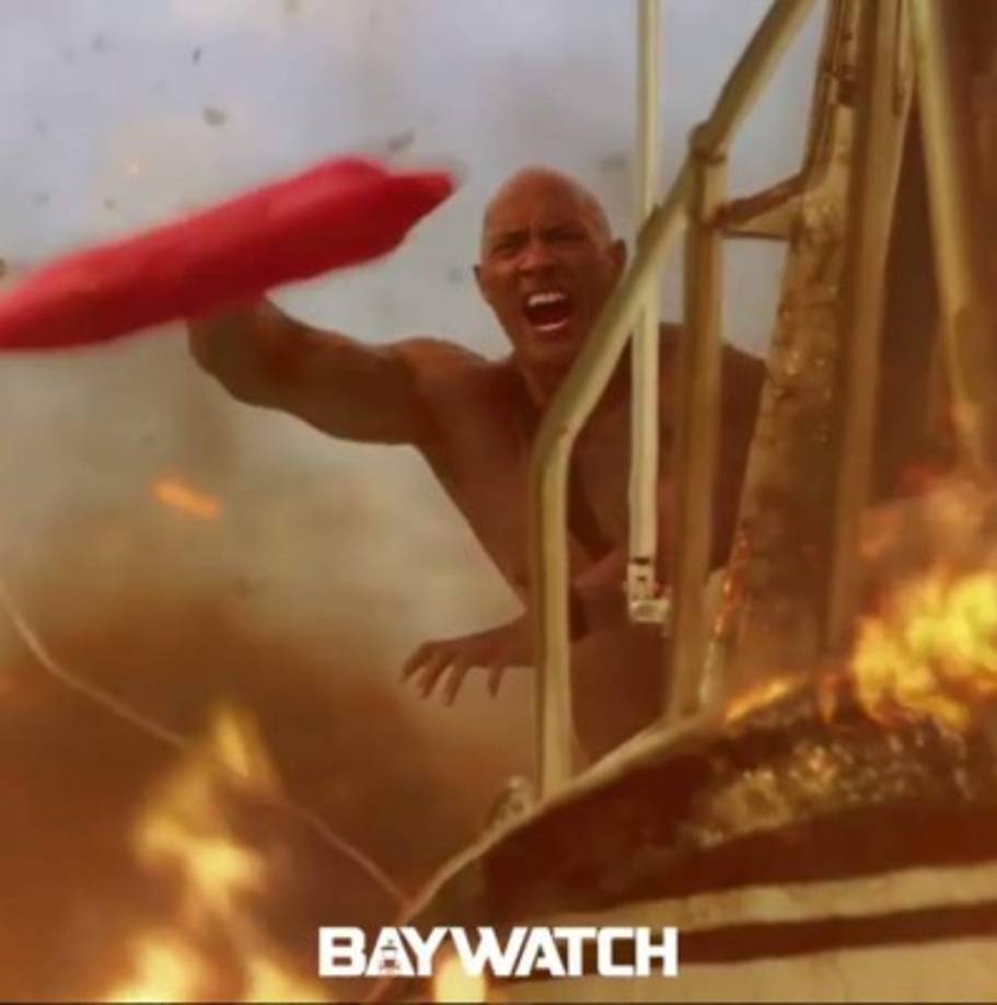 Dwayne Johnson 'La Roca' interpreta a Mitch Buchannon y llenará la pantalla de acción, nobleza y simpatía; en una trama dominada por parlamentos sobre el trabajo en equipo y el espíritu de cuerpo.