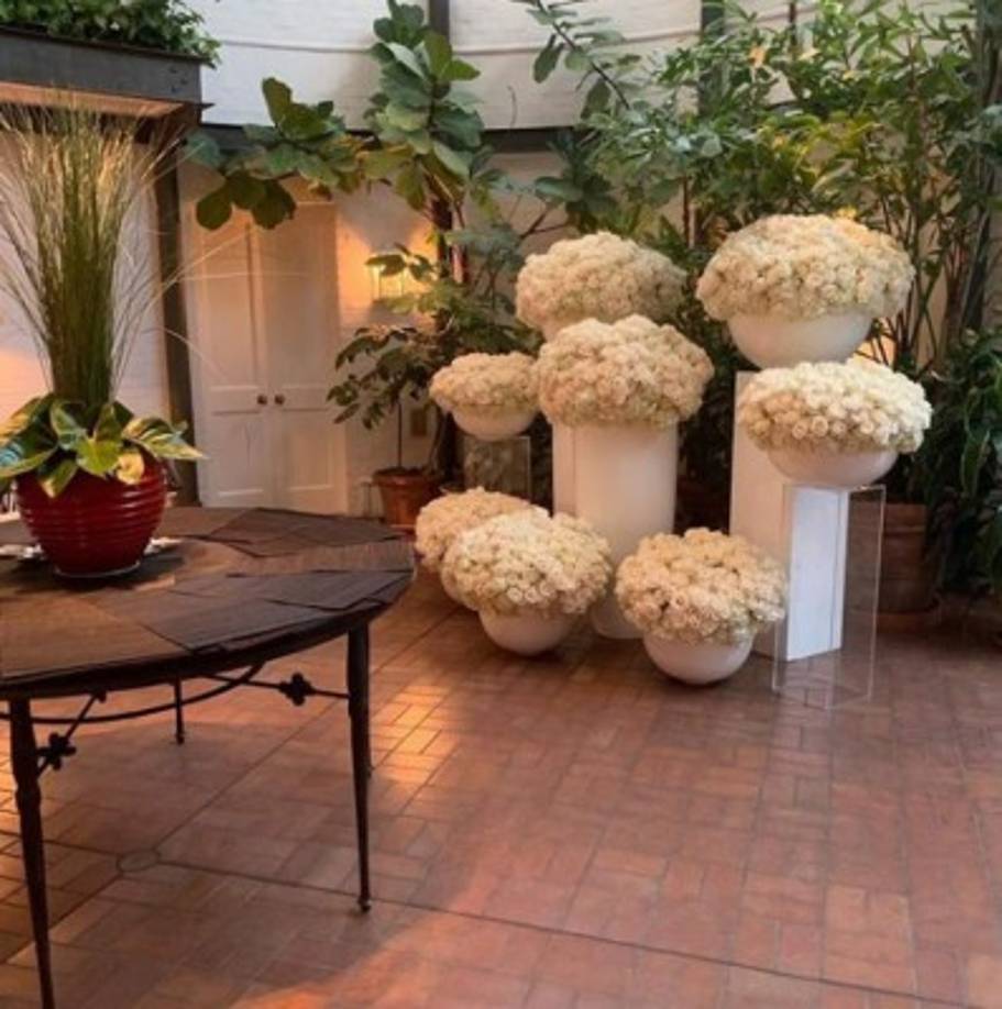 JLo y ARod quedaron muy felices y agradecidos con su fiesta de compromiso y lo demostraron enviándole ocho arreglos de rosas blancas a Carole a su casa. 'Nadie agradece como JLo y Arod. Me encantó dar su fiesta de compromiso', escribió la actriz.<br/><br/>