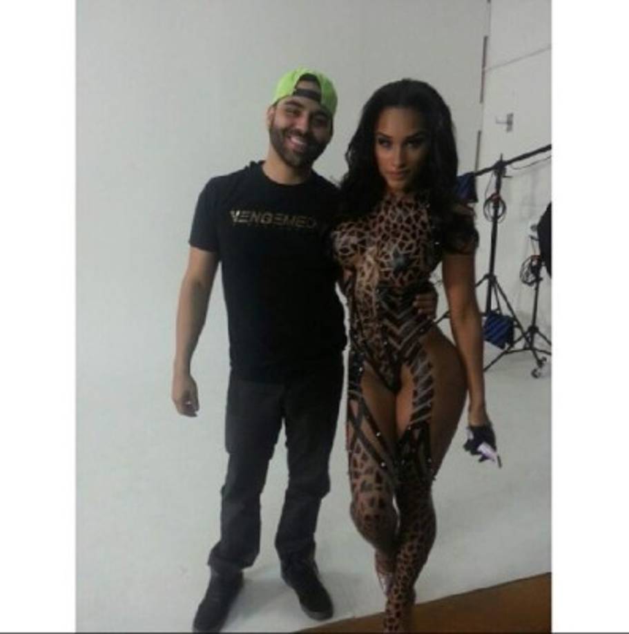 Tras su reciente éxito, Álvarez abrió su primera tienda en Miami bajo el nombre 'The Black Tape project', donde promueve una 'moda alternativa' incluyendo variedades de cinta metálica. <br/><br/>'Aunque este proyecto de arte comenzó exclusivamente con cinta negra, ahora he comenzado a experimentar con diferentes técnicas y nuevas formas de cintas adhesivas', explica el diseñador a través de su página web.<br/>