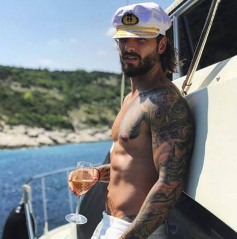 Maluma, que alcanzó la fama en el 2011 gracias a los sencillos 'Farandulera' y 'Obsesión', fue víctima de un robo en Moscú (Rusia), cuando un desconocido forzó la cerradura de la habitación de hotel del músico y se llevó un botín valorado en 789.617 dólares.