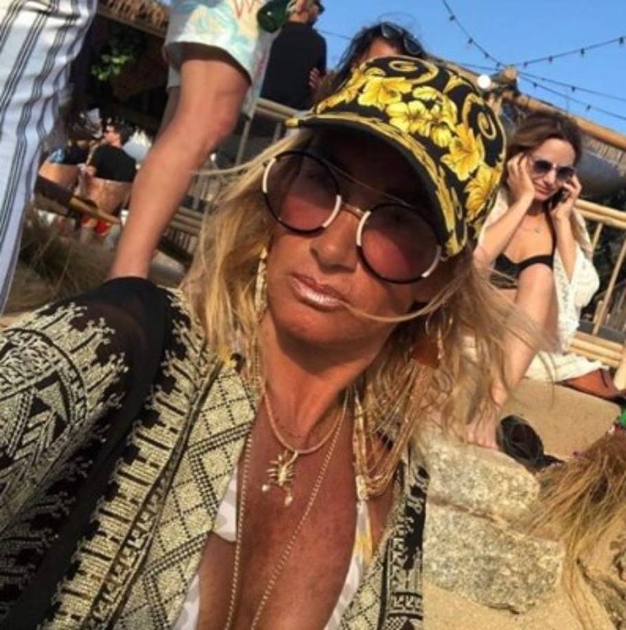 Sin embargo, en este momento se encuentra atravesando una de las partes más difíciles que deben vivir las personalidades en el Internet, el llamado 'hate' o comentarios negativos. <br/><br/>Y es que la periodista publicó una imagen de sus vacaciones en Ibiza en donde aparece en bikini, pero sus seguidores se dieron cuenta que hubo mucho retoque en la foto, tanto así que se 'quedó sin ombligo'.