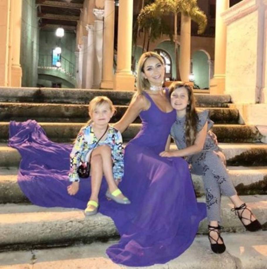 A finales del año 2008 posó para Revista H de Editorial Notmusa sorprendiendo a sus admiradores por mostrarse en exteriores (playa) y para la revista Maxim de Editorial Televisa en Interiores.