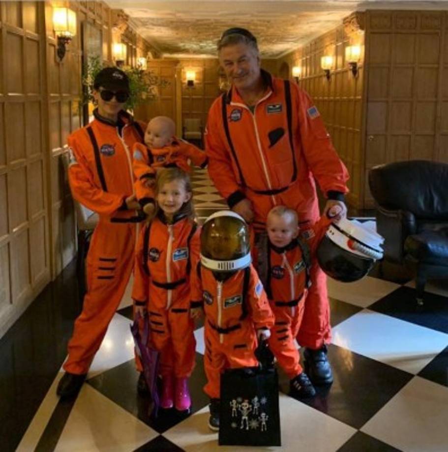 La familia de Alec Baldwin salió a pedir dulces como un equipo de astronautas.