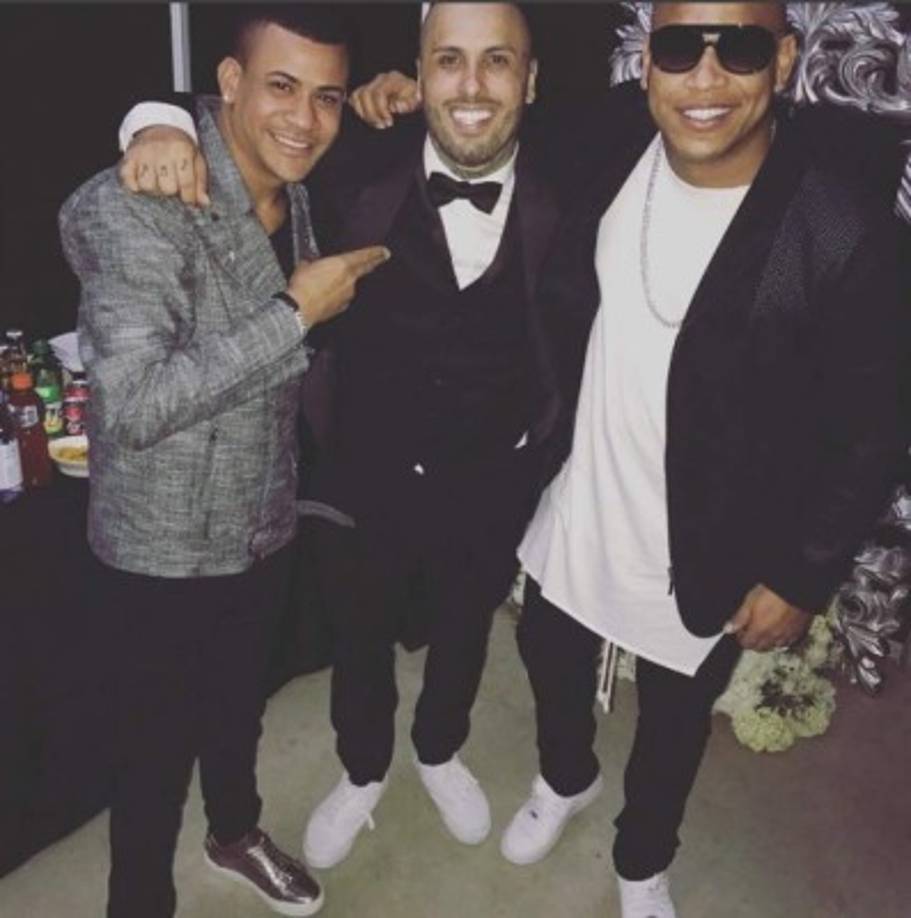 'Un gran día para este gran amigo y compañero. Felicidades Niki', escribió en su cuenta de Instagram Alexander Delgado, vocalista de Gente de Zona.<br/><br/>Alexander posó junto con Nicky Jam y su compañero en Gente de Zona, Randy Malcom.<br/><br/><br/><br/><br/><br/>