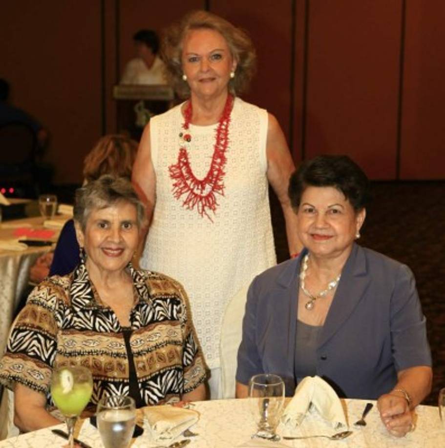 Elena Hepburn con Graciela Canahuati y Nelly Saybe.