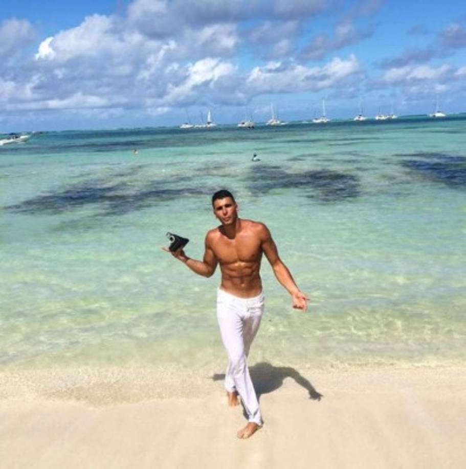 Pese a su corta edad, Younes habla con fluidez árabe, inglés y francés. Vive con muchas comodidades en Estados Unidos.