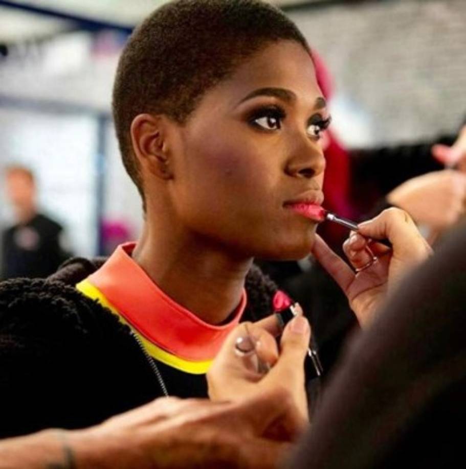 Aunque ha tenido la oportunidad de modelar para grandes de la moda como Óscar de La Renta y Carolina Herrera, su vida no ha sido color de rosa. <br/>'Yo trabajo en un lugar en donde me toca limpiar estudios y, cuando voy a sacar la basura o a barrer, veo las cámaras, digo: yo voy a estar adelante', asegura.<br/>