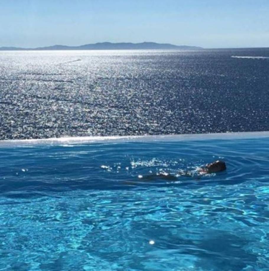 Primero pasaron por Ibiza, luego hicieron una parada en Mónaco y ahora están en la idílica isla de Mykonos, en Grecia donde se alojan en un lujosísimo hotel, el Cavo Tagoo Mykonos, que tiene un precio de unos 4.500€, ¡por noche!