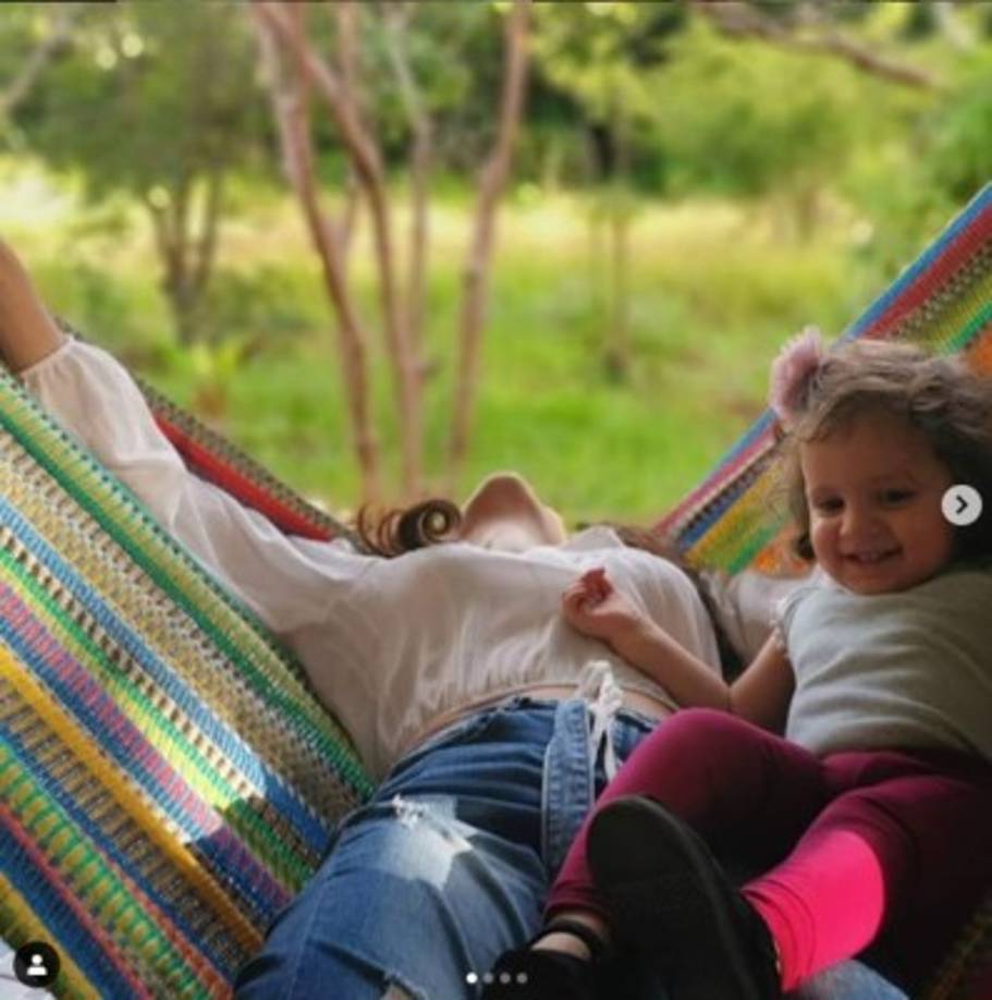 En cada imagen se nota que es una niña muy alegre y saludable, por lo que constantemente recibe muchas bendiciones de los hondureños que siguen a sus padres en redes sociales.