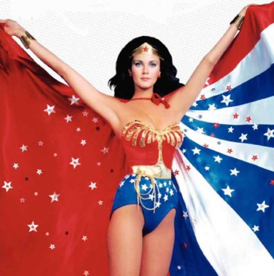 La serie se transmitió de 1975 a 1979, la 'Mujer Maravilla' usaba la identidad secreta de Diana Prince.
