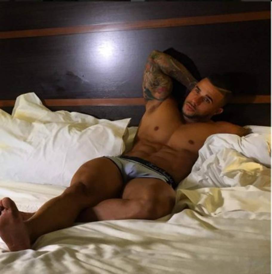 El policía recibe calientes comentarios en sus fotos en redes sociales y las chicas le piden que lo quieren ver completamente desnudo.