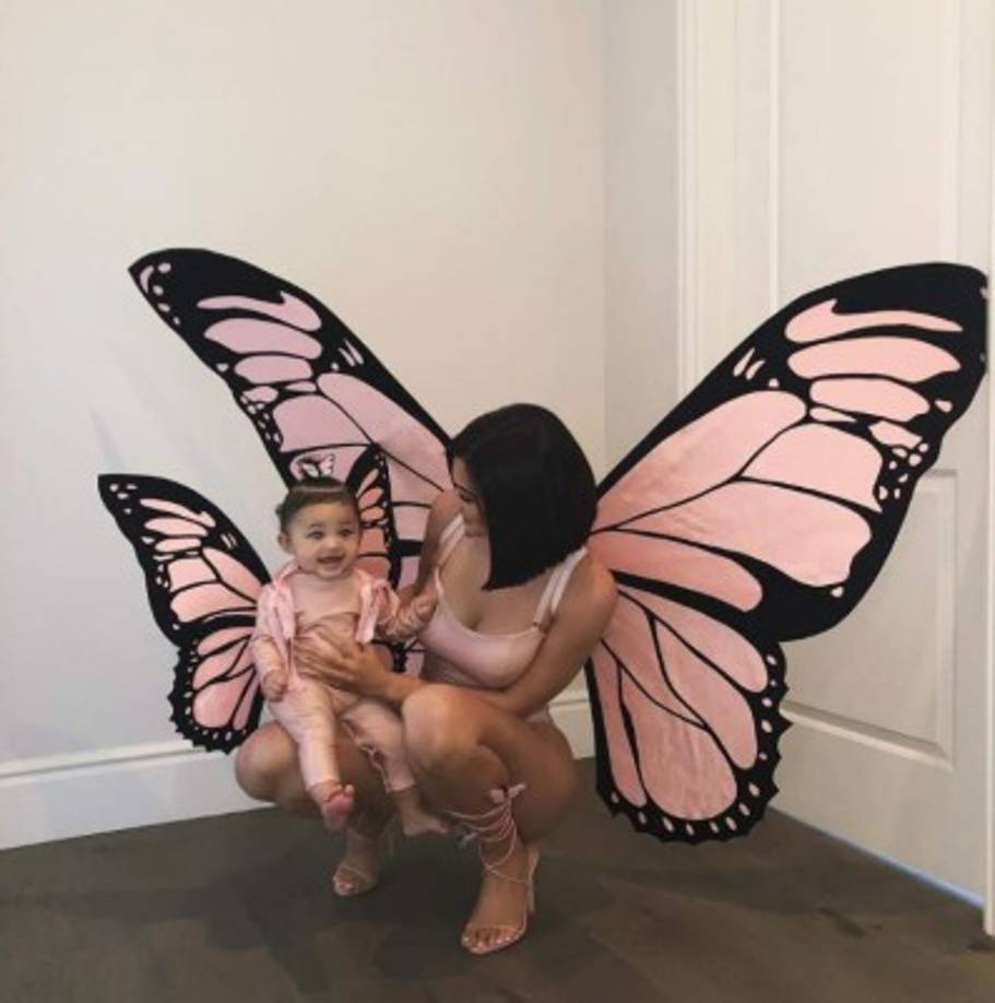 Para celebrar su primer Halloween juntas Kylie y su primogénita usaron disfraces a juego de mariposa color rosa. <br/>