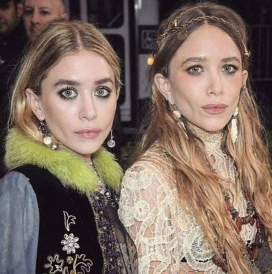 Las chicas parecen haber adelgazado mucho, algunos comentan que el maquillaje y el atuendo parece darles un aspecto mucho más avejentado.