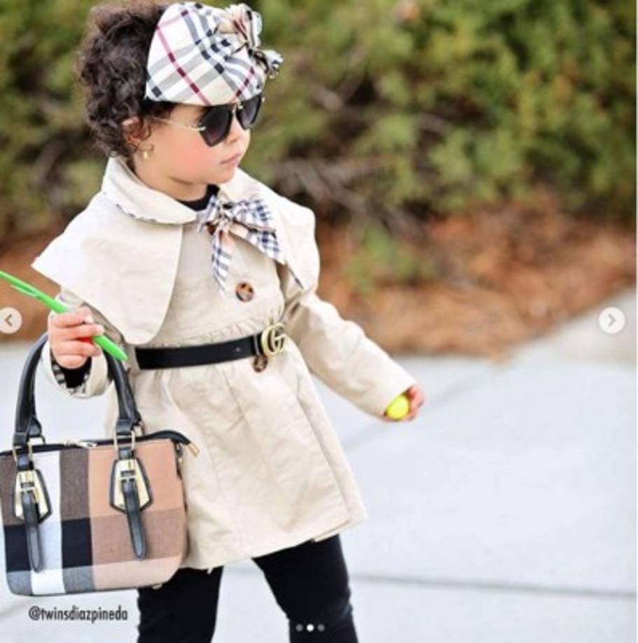 La pequeña ya elige su ropa y disfruta combinar sus prendas de vestir.