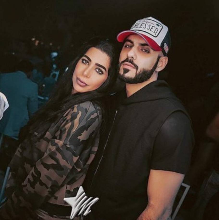 Su obligado exilio le trajo otra buenanueva para su vida, se casó con una diseñadora, hija de un de un poderoso multimillonario.