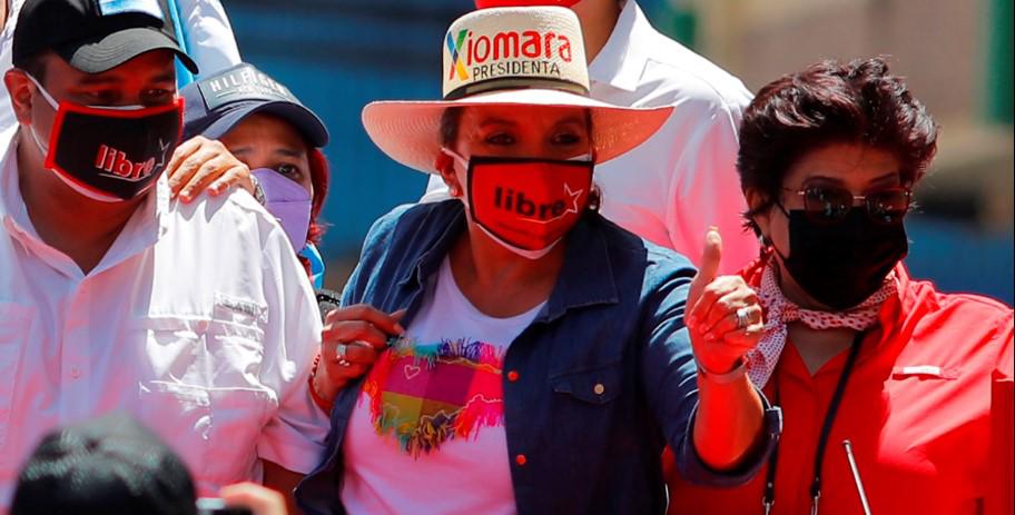La candidata presidencial por el partido Libertad y Refundación Xiomara Castro (c) participa en un evento de campaña el 15 de septiembre de 2021, en Tegucigalpa (Honduras).
