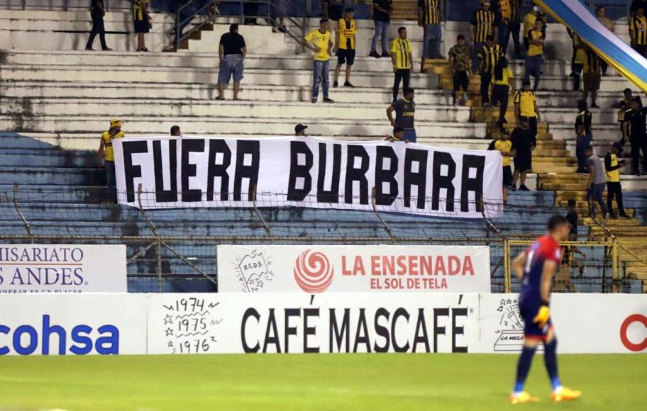 La afición del Real España, precisamente la barra organizada, llevó esta pancarta dedicada al presidente del club, Elías Burbara.