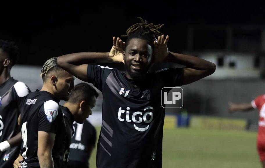 Geovany Martínez, delantero del Honduras Progreso, celebrando uno de sus goles frente al Real Sociedad.