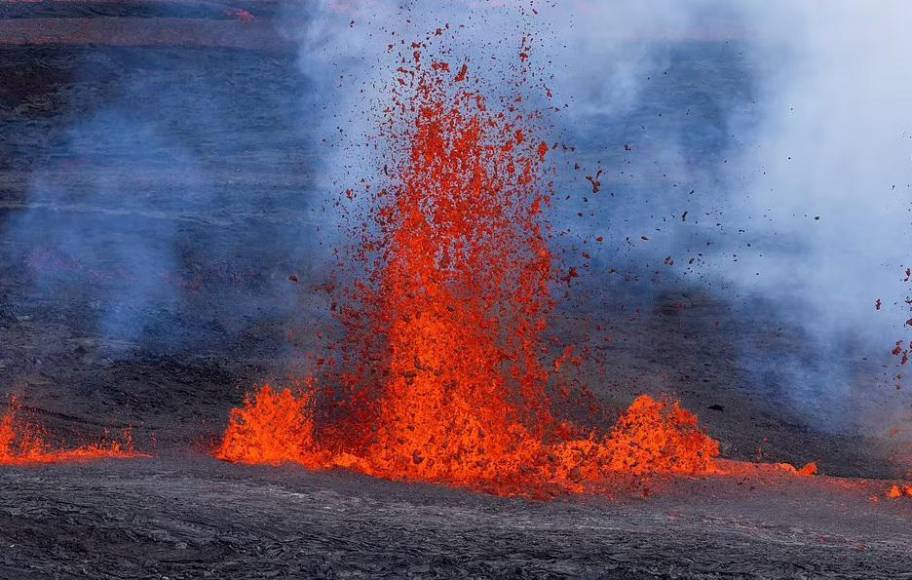 La erupción comenzó cerca de la medianoche del domingo, e inicialmente estaba contenida dentro de la caldera, la zona cóncava en la cima del volcano, pero los vulcanólogos dijeron hoy que la lava se estaba saliendo por las grietas en los costados.