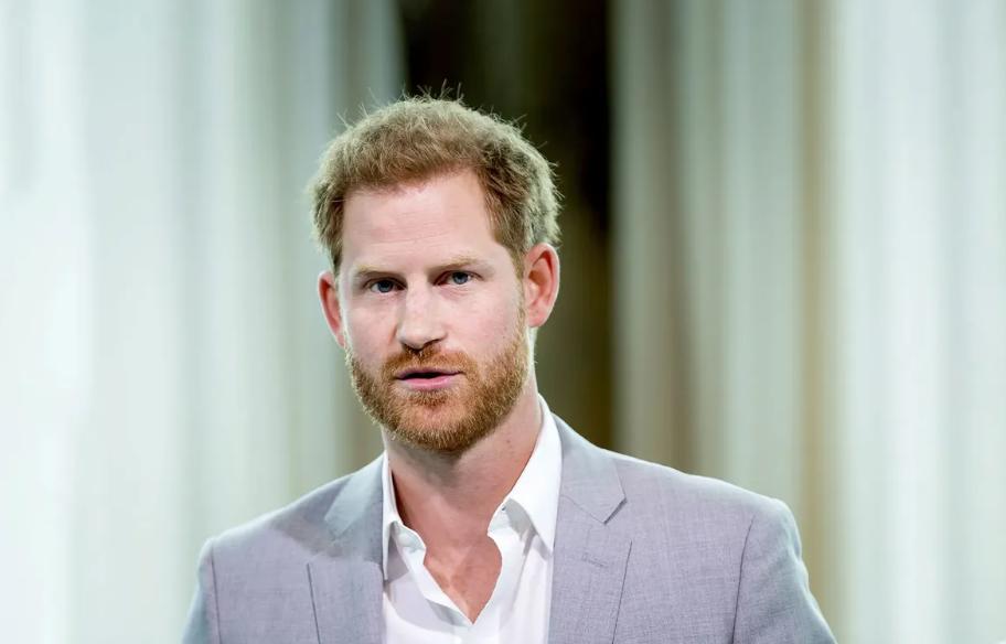 El príncipe Harry aparece por sorpresa en tribunal de Londres en demanda contra diario