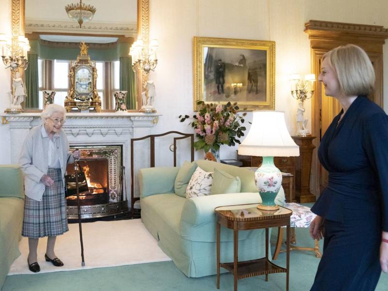 La primera ministra británica fue recibida por la reina Isabel II en el castillo de Balmoral, en Escocia.