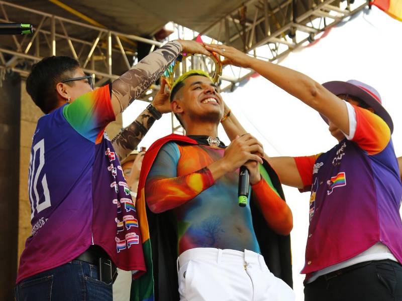 Jhonny Caz fue coronado ayer como el Príncipe de la Marcha de la Diversidad en Monterrey.