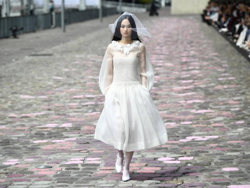 La colección juega con los contrastes: el traje de tweed con faldas por debajo de las rodillas, marca de la casa, y los abrigos bohemios, con blusas holgadas y pañuelos en la cabeza. La estilista mezcla tweeds, muselinas de seda, organzas y encajes incrustados con motivos florales y gráficos.