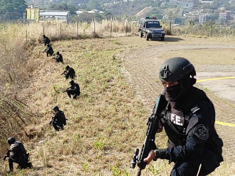 Agentes de las Fuerzas Especiales hondureñas se han posicionados en varios puntos para custodiar y vigilar el traslado del expresidente Juan Orlando Hernández desde el Comando Cobras hasta la base aérea Hernán Acosta Mejía. Fotografías: Policía Nacional / Redes Sociales