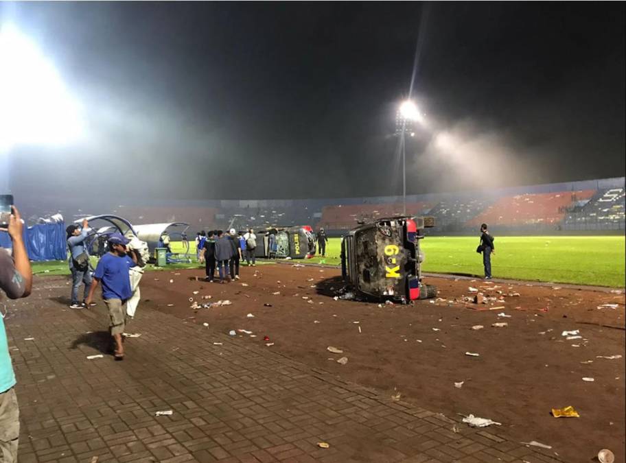 Las dantescas imágenes de la batalla campal que dejó más de un centenar de muertos en partido de fútbol en Indonesia