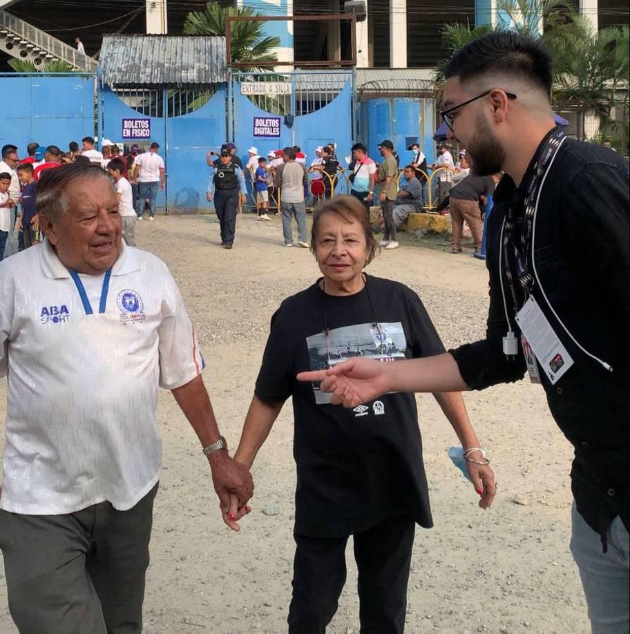 Estos tiernos abuelitos se sumaron al apoyo y derrocharon ternura en las afueras del Olímpico.